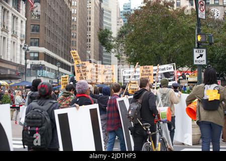 Manhattan, New York, USA - Oktober 26. 2019: Donald Trump protestiert in NYC, Menschen laufen durch Manhattan in Richtung Trump Tower Stockfoto