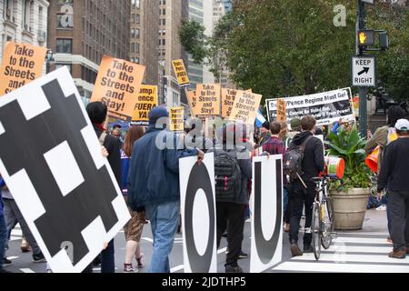 Manhattan, New York, USA - Oktober 26. 2019: Donald Trump protestiert in NYC, Menschen laufen durch Manhattan in Richtung Trump Tower Stockfoto