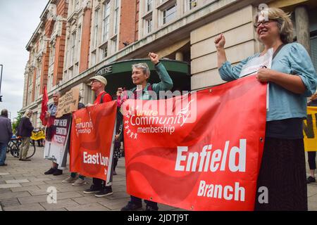 London, Großbritannien. 23.. Juni 2022. Aktivisten versammelten sich vor dem Crowndale Center in Camden, wo die North London Waste Authority ihre jährliche Generalversammlung abhielt, um gegen die neue Müllverbrennungsanlage in Edmonton zu protestieren. Die Aktivisten sagen, dass die neue Verbrennungsanlage die Umweltverschmutzung erheblich erhöhen und verheerende Auswirkungen auf die Umwelt haben wird. Kredit: Vuk Valcic/Alamy Live Nachrichten Stockfoto