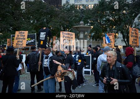 Manhattan, New York, USA - Oktober 26. 2019: Menschen protestieren und demonstrieren gegen Donald Trump auf der fünften Avenue in NYC Stockfoto