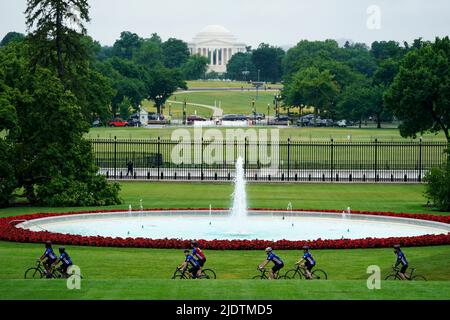 Die Teilnehmer der jährlichen Fahrt des verwundeten Kriegers Soldier um den South Lawn des Weißen Hauses in Washington, DC, USA. 23.. Juni 2022. Die jährliche Soldier Ride würdigt die Reise zu Dienst, Opfer und Erholung für verwundete, kranke und verletzte Dienstmitglieder und Veteranen. Quelle: SIPA USA/Alamy Live News Stockfoto