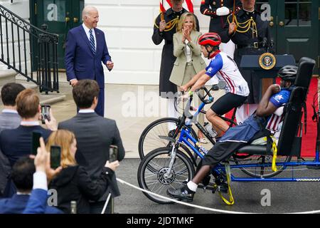 US-Präsident Joe Biden und First Lady Jill Biden nehmen an der jährlichen Verwundeten Kriegerfahrt auf dem South Lawn des Weißen Hauses in Washington, DC, USA, am 23. Juni 2022 Teil. Die jährliche Soldier Ride würdigt die Reise zu Dienst, Opfer und Erholung für verwundete, kranke und verletzte Dienstmitglieder und Veteranen. Stockfoto