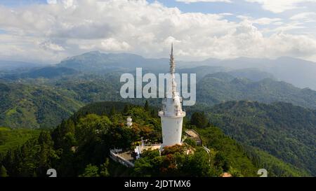 Ambuluwawa Tower ist ein Tempel der vier Religionen in Sri Lanka. Der Turm erhebt sich über dem Dschungel auf einem hohen Berg. Stockfoto