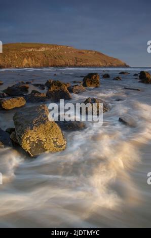 Felsen und turbulentes Meer, Aberdaron, Lleyn Peninsula, Nordwales, Stockfoto