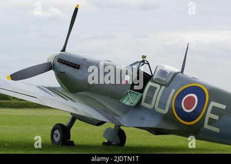 Vickers Supermarine Spitfire LFVC, AR501, G-AWII, Shuttleworth Collection, Alter Aufseher, Bedfordshire, England, Stockfoto