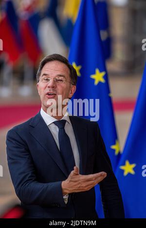 BRÜSSEL - Belgien, 23/06/2022, 2022-06-23 15:22:10 BRÜSSEL - der niederländische Premierminister Mark Rutte spricht während eines europäischen Gipfels mit der Presse unter anderem über die Kandidatenmitgliedschaft der Ukraine, Moldawien und Georgien. Der Schwerpunkt des Gipfels wird auf der Zusammenarbeit zwischen der Europäischen Union und den westlichen Balkanstaaten liegen. ANP JONAS ROOSENS niederlande Out - belgien Out Stockfoto