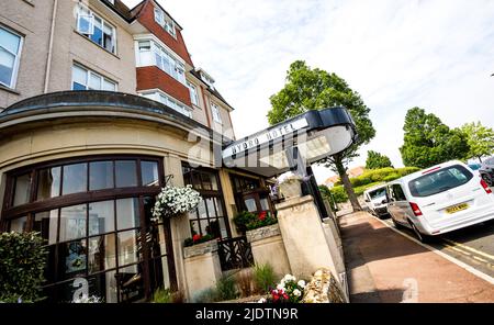 Eastbourne, East Sussex, Großbritannien. 23.. Juni 2022. Der Argentinier Diego Schwartzman und der Spanier Pedro Martinez, die Nummer 15 der Welt, werden bei ihrem Wettkampf beim Rothesay International Eastbourne Tennisturnier Opfer eines Diebstahls aus ihren Zimmern im Hydro Hotel Eastbourne. Es wird berichtet, dass eine Rolex Armbanduhr und Reisedokumente erstellt wurden. Sussex Polizei untersucht die Angelegenheit Kredit: Newspics UK South/Alamy Live News Stockfoto