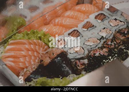 Sushi- und Sashimi-Kombination bereit zum Essen Stockfoto