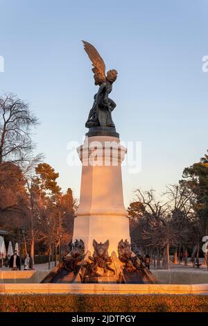 Madrid, Spanien. Der Fuente del Angel Caido (Denkmal des gefallenen Engels), ein Brunnen im Buen Retiro Park Stockfoto