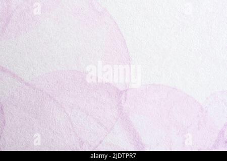 Rosa geometrischer Hintergrund, strukturiertes Papier mit pastellfarbenen Kreisen bemalt. Abstrakte monochromatische Komposition mit Kopierraum. Stockfoto