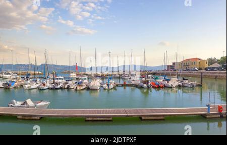 Golf mit Yachten und Booten, die in einer Bucht am Fluss Tejo festgemacht sind. Die malerische Küste von Marina de Belem. Belem, Lissabon, Portugal Stockfoto