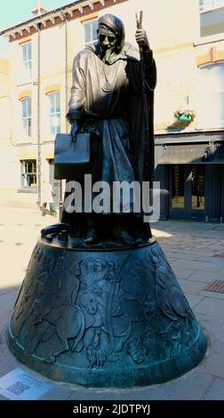 Statue des Autors Geoffrey Chaucer aus dem 14. Jahrhundert von Sam Holland mit Pilgern, die von Lynne O'Dowd Canterbury Kent England, England, geschaffen wurden Stockfoto