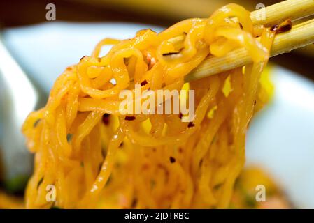 Nudeln Ramen Greifer mit Essstäbchen Stockfoto