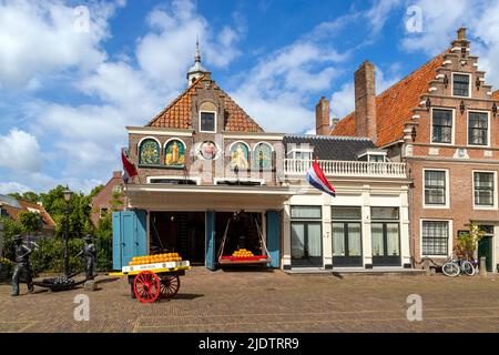 Das historische Wägehaus (Käse), ein Gebäude aus dem 18.. Jahrhundert und ein Wahrzeichen auf dem Marktplatz von Edam, Nordholland, Niederlande. Stockfoto