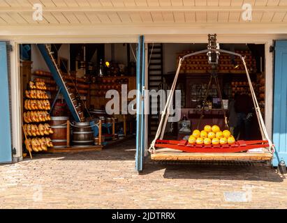 Das historische Wägehaus (Käse), ein Gebäude aus dem 18.. Jahrhundert und ein Wahrzeichen auf dem Marktplatz von Edam, Nordholland, Niederlande. Stockfoto