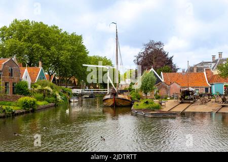 Panoramablick auf eine Werft und die Kwakelbrug, eine Bascule aus dem 18.. Jahrhundert oder eine Seesaw-Brücke im historischen Zentrum von Edam, Nordholland, Niederlande Stockfoto