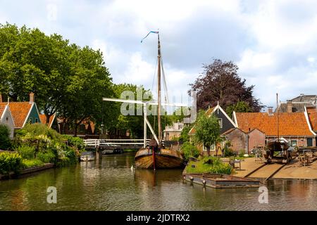 Panoramablick auf eine Werft und die Kwakelbrug, eine Bascule aus dem 18.. Jahrhundert oder eine Seesaw-Brücke im historischen Zentrum von Edam, Nordholland, Niederlande Stockfoto