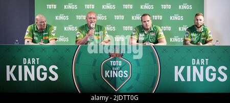 RIJSWIJK - Vincent van der Voort, Michael van Gerwen, Dirk van Duijvenbode und Danny Noppert während der Teampräsentation der TOTO Dart Kings. Zusammen mit Raymond van Barneveld nehmen die Darter als Team am Dutch Masters Dartturnier Teil. ANP RAMON VAN FLYMEN Stockfoto