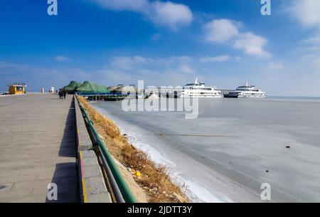 Wintergefrorene Landschaft des Qinghai-Sees, Chinas größter Salzwassersee im Landesinneren, in der nordwestlichen Provinz Qinghai. Stockfoto