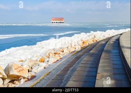 Wintergefrorene Landschaft des Qinghai-Sees, Chinas größter Salzwassersee im Landesinneren, in der nordwestlichen Provinz Qinghai. Stockfoto