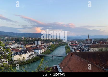 Steyr, Österreich 14. April 2022: Touristenfoto in der Tourismusstadt Österreich, Steyr - eine Stadt in Österreich, Steyr und Enns Flüsse. Stockfoto