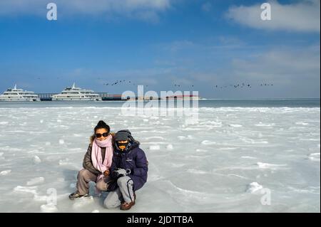 Wintergefrorene Landschaft des Qinghai-Sees, Chinas größter Salzwassersee im Landesinneren, in der nordwestlichen Provinz Qinghai. Stockfoto