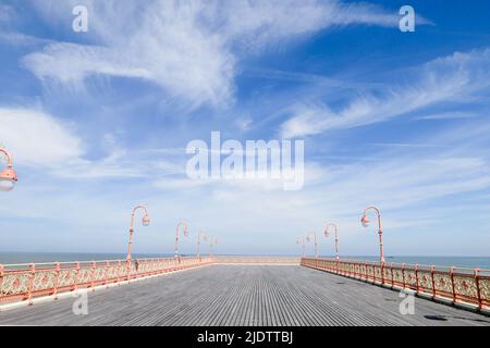 Britischer hölzerner Seebrücke in voller Sonne mit einem strahlend blauen Himmel Stockfoto