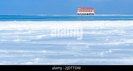 Wintergefrorene Landschaft des Qinghai-Sees, Chinas größter Salzwassersee im Landesinneren, in der nordwestlichen Provinz Qinghai. Stockfoto