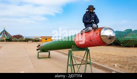 Wintergefrorene Landschaft des Qinghai-Sees, Chinas größter Salzwassersee im Landesinneren, in der nordwestlichen Provinz Qinghai. Stockfoto