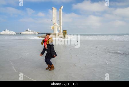 Wintergefrorene Landschaft des Qinghai-Sees, Chinas größter Salzwassersee im Landesinneren, in der nordwestlichen Provinz Qinghai. Stockfoto