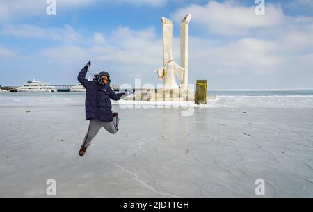 Wintergefrorene Landschaft des Qinghai-Sees, Chinas größter Salzwassersee im Landesinneren, in der nordwestlichen Provinz Qinghai. Stockfoto