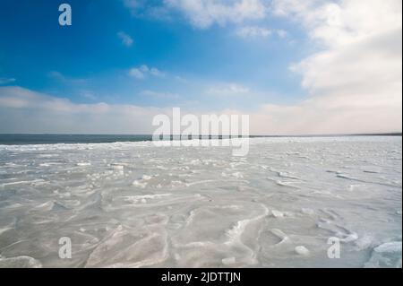 Wintergefrorene Landschaft des Qinghai-Sees, Chinas größter Salzwassersee im Landesinneren, in der nordwestlichen Provinz Qinghai. Stockfoto