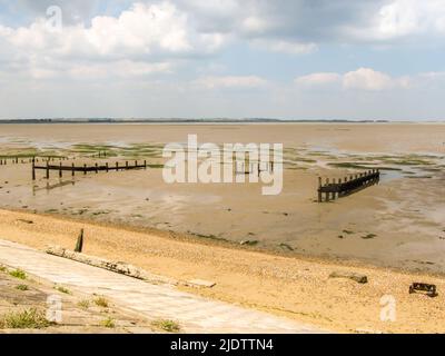 Strand bei Ebbe entlang der Themse Eustuary, etwas außerhalb der Stadt Whitstable in Großbritannien Stockfoto