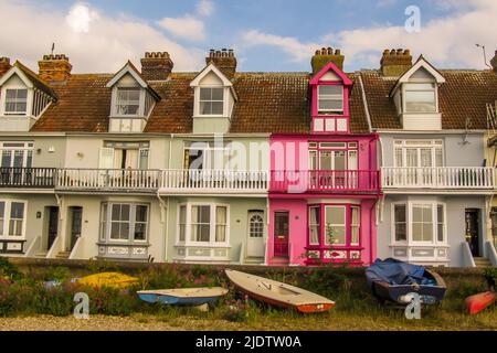 Farbenfrohe und elegante Ferienwohnungen an der Strandpromenade in Whitstable, an der Küste von North Kent, Großbritannien Stockfoto