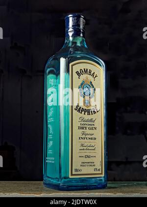 06 21 2022 Alte leere Bombay Sapphire Gin Flasche auf dunklem Hintergrund Studioaufnahme Lokgram Kalyan Maharashtra Indien. Stockfoto