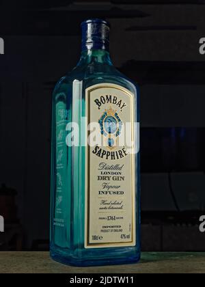 06 21 2022 Alte leere Bombay Sapphire Gin Flasche auf dunklem Hintergrund Studioaufnahme Lokgram Kalyan Maharashtra Indien. Stockfoto