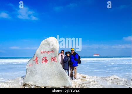 Wintergefrorene Landschaft des Qinghai-Sees, Chinas größter Salzwassersee im Landesinneren, in der nordwestlichen Provinz Qinghai. Stockfoto