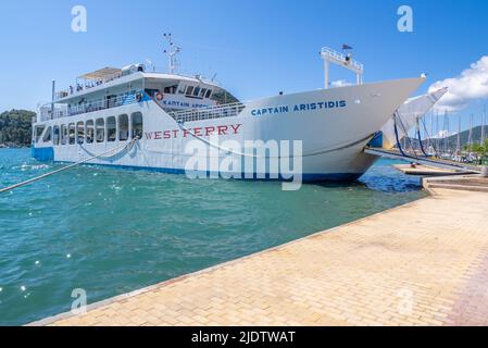 Die Autofähre von M/S Captain Aristides dockte am Kai in Nidri auf der ionischen Insel Lefkada in Griechenland an, um zum benachbarten Kefalonia zu segeln Stockfoto