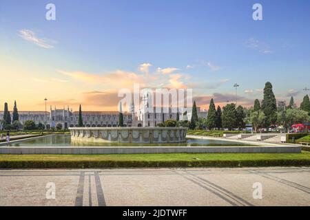 Empire Square mit dem Brunnen in der Mitte und Jeronimos Kloster im Hintergrund. Belem, Lissabon, Portugal Stockfoto