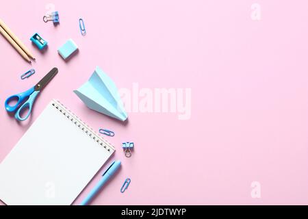 Kreatives Layout mit Büromaterial und Büromaterial auf rosa Hintergrund. Flach liegend, Draufsicht, minimalistischer Style. Stockfoto