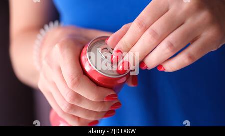 Frau mit roten Maniküre Öffnung Eisen Dose mit Getränk Nahaufnahme Stockfoto