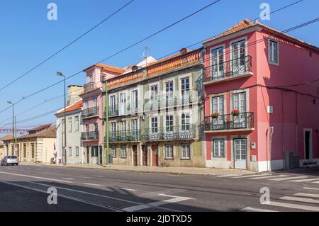 Alte schöne Häuser mit Balkon auf der Rua da Junqueira oder Junqueira Straße. Lissabon, Portugal Stockfoto