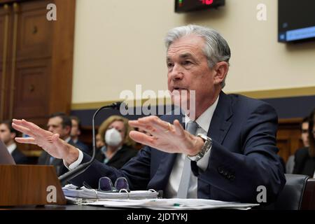 23. Juni 2022, Washington, District of Columbia, USA: JEROME H. POWELL, US-Notenbankvorsitzender der US-Notenbank, bezeugt vor dem Finanzdienstleistungsausschuss des US-Repräsentantenhauses im Rahmen einer Anhörung am heutigen 13. Juni 2022 in Reyborn HOB/Capitol Hill in Washington DC, USA, über die Geldpolitik und den Zustand der Wirtschaft. (Bild: © Lenin Nolly/ZUMA Press Wire) Stockfoto