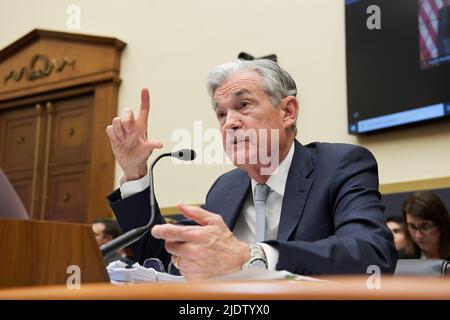 23. Juni 2022, Washington, District of Columbia, USA: JEROME H. POWELL, US-Notenbankvorsitzender der US-Notenbank, bezeugt vor dem Finanzdienstleistungsausschuss des US-Repräsentantenhauses im Rahmen einer Anhörung am heutigen 13. Juni 2022 in Reyborn HOB/Capitol Hill in Washington DC, USA, über die Geldpolitik und den Zustand der Wirtschaft. (Bild: © Lenin Nolly/ZUMA Press Wire) Stockfoto