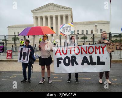 Washington, DC, USA. 23.. Juni 2022. Die Befürworter von Pro-Choice und Pro-Life treffen sich vor dem Obersten Gerichtshof der USA in Washington DC, in Erwartung eines Urteils, mit dem die Entscheidung von Roe V Wade aus dem Jahr 1973, die legale Abtreibungen am 23. Juni 2022 erlaubte, möglicherweise umgestellt wird. Quelle: Patsy Lynch/Media Punch/Alamy Live News Stockfoto