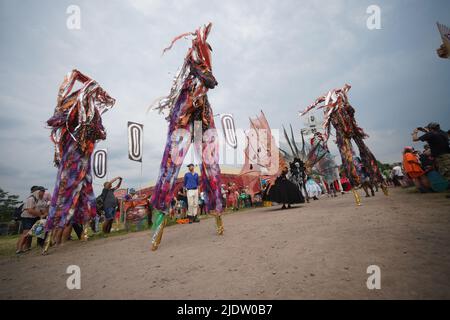 Notting Hill Carnival Darsteller auf Stelzen während des Glastonbury Festivals auf der Worthy Farm in Somerset. Bilddatum: Donnerstag, 23. Juni 2022. Stockfoto