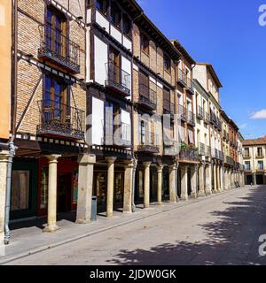 Alte und traditionelle Häuser auf dem Hauptplatz der Stadt Alcala de Henares, Madrid. Stockfoto