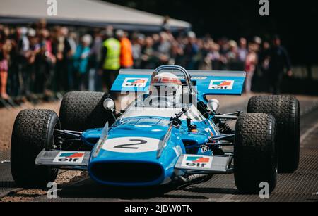 Sir Jackie Stewart, der sein Matra MS-80 Formel-1-Auto aus dem Jahr 1969 im Sir Jackie Stewart Classic auf Thirlestane Castle in den Scottish Borders fuhr Stockfoto