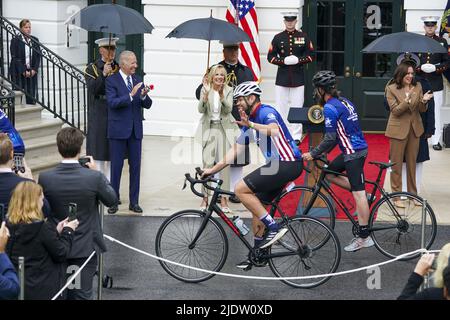 Washington, Usa. 23.. Juni 2022. US-Präsident Joe Biden und First Lady Jill Biden nehmen am 23. Juni 2022 an der jährlichen Verwundeten Kriegerfahrt auf dem South Lawn des Weißen Hauses in Washington, DC, Teil. Die jährliche Soldier Ride würdigt die Reise zu Dienst, Opfer und Erholung für verwundete, kranke und verletzte Dienstmitglieder und Veteranen. Foto von Shawn Thew/UPI Credit: UPI/Alamy Live News Stockfoto