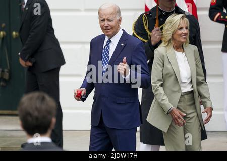 Washington, Usa. 23.. Juni 2022. US-Präsident Joe Biden und First Lady Jill Biden nehmen am 23. Juni 2022 an der jährlichen Verwundeten Kriegerfahrt auf dem South Lawn des Weißen Hauses in Washington, DC, Teil. Die jährliche Soldier Ride würdigt die Reise zu Dienst, Opfer und Erholung für verwundete, kranke und verletzte Dienstmitglieder und Veteranen. Foto von Shawn Thew/UPI Credit: UPI/Alamy Live News Stockfoto